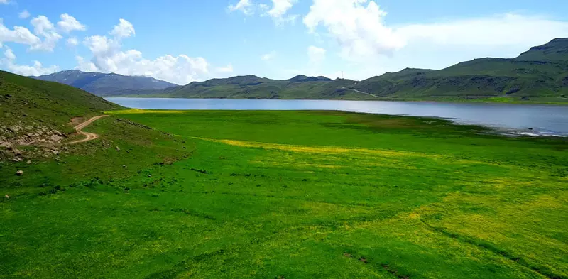 دریاچه نئور اردبیل میان مراتع سرسبز