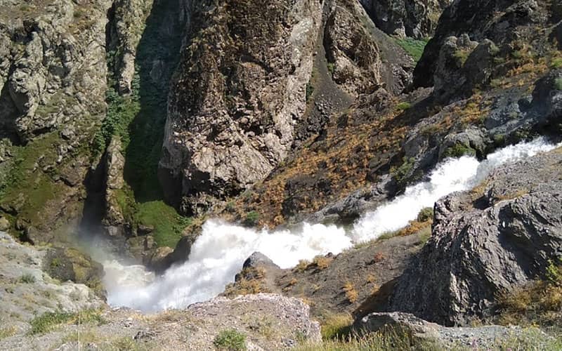 آبشاری پر آب در میان صخره ها