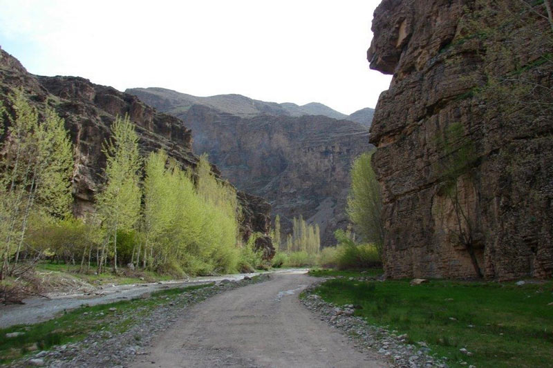 مسیر ورودی دره آل مشهد بین کوه و دره