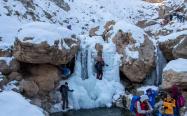 بالارفتن گردشگران از آبشار یخی