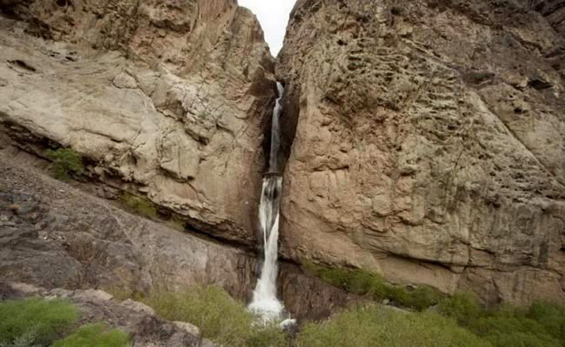 آبشار راین کرمان از نمای دور در دامنه کوه
