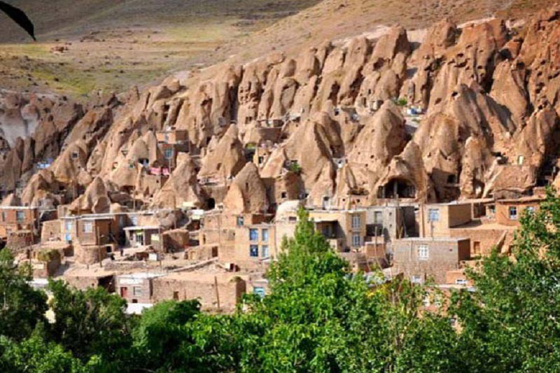 خانه های روستای پلکانی کندوان در دامنه کوه 