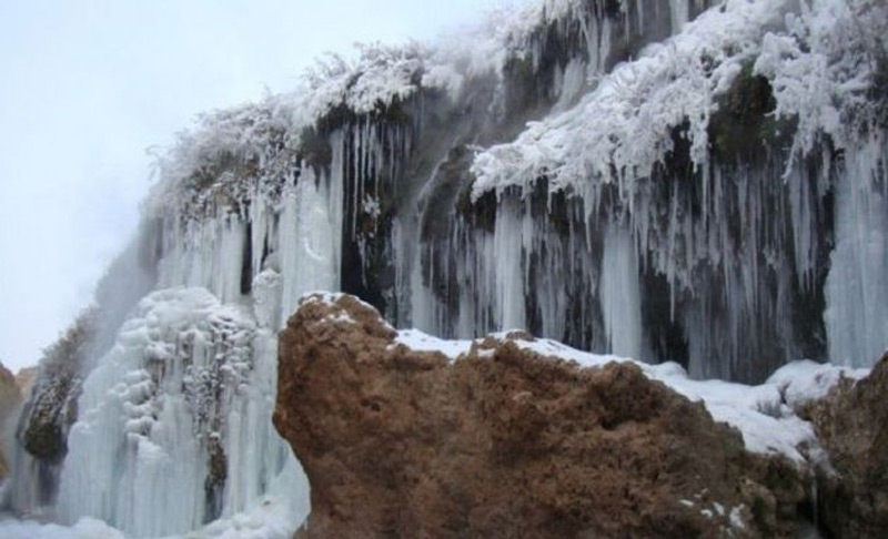 آبشار یخ زده آسیاب خرابه از نمای دور