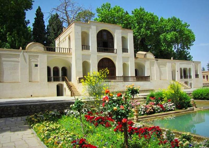 نمای عمارت باغ شاهزاده ماهان از کنار در بهار