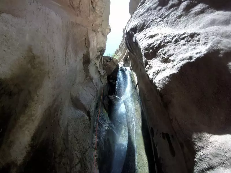 آبشار سیمک از نمای پایین در میان صخره ها