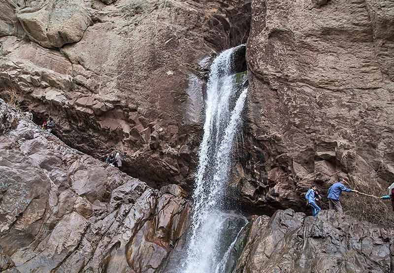 آبشار ر این کرمان از نمای کنار در میان صخره های کوه