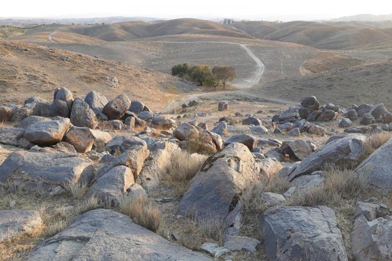 نمایی از پارک ملی سنگ نگاره های کمر مقبولا و سنگ های بزرگ آن