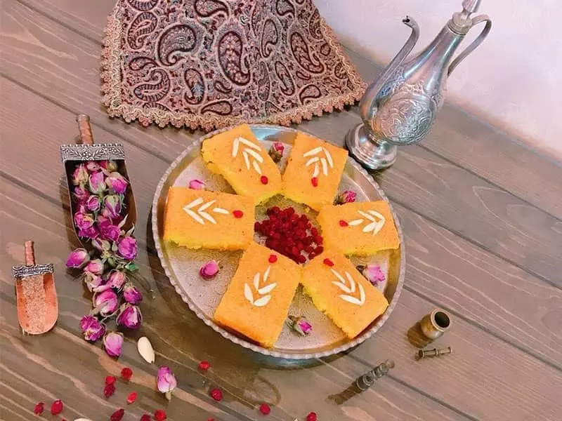 کوکوی شیرین قزوینی در کنار گلاب پاش و گلهای محمدی