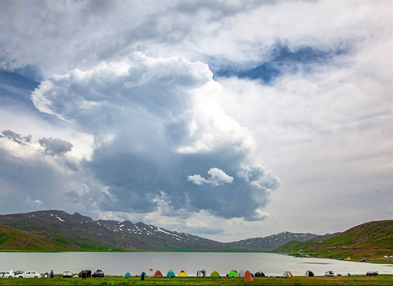 کمپ گردشگران در اطراف دریاچه نئور زیر آسمان پر ابر