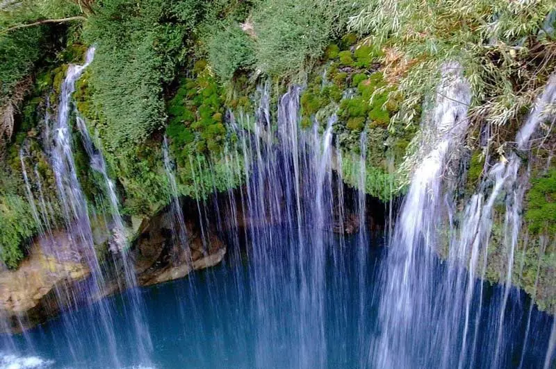 آبشار زیبا در منطقه تنگ بستانک از نمای بالا