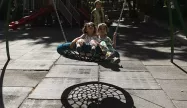 تاب‌سواری کودکان در پارک نیاوران
