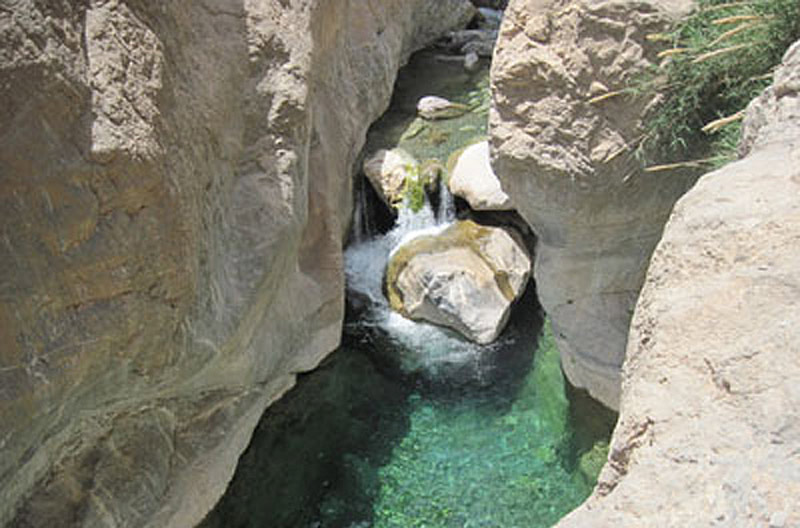حوضچه های زیر آبشارهای دره سختی کرمان از نمای بالا