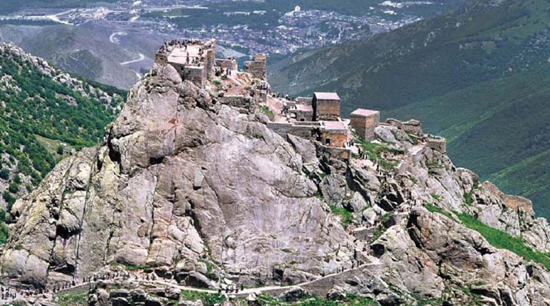 نمایی از بالا از قلعه بابک روی کوه بلند