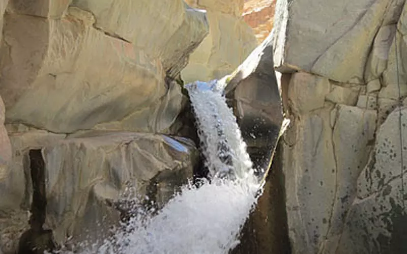 آبشارهای دره سختی کرمان در میان تخته سنگ ها