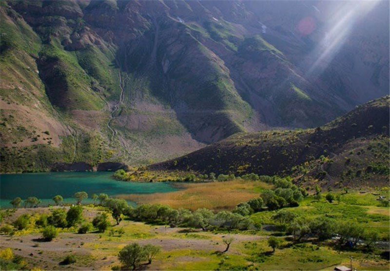 دریاچه بزنگان در جوار کوه و دشت از نمای بالا