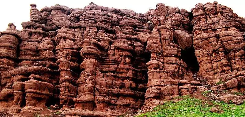 صخره های پر پیچ و خم دره هفت غار مشهد