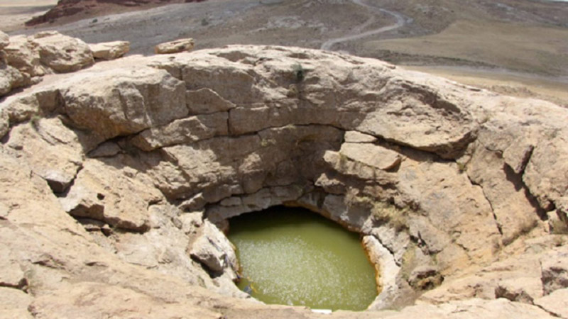 چشمه شاهان گرماب در میان کوه و سنگ ها