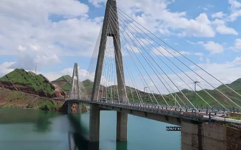 پل کابلی لالی روی رودخانه