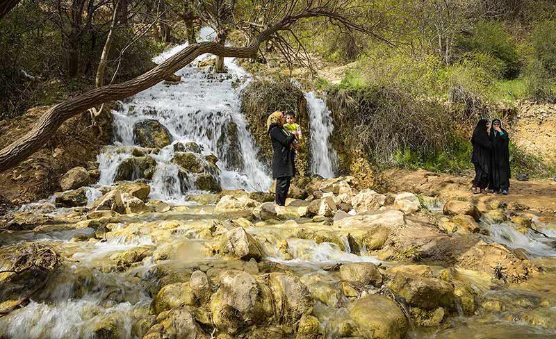 اتراق خانواده ها در طبیعت زیبای تنگ بستانک شیراز