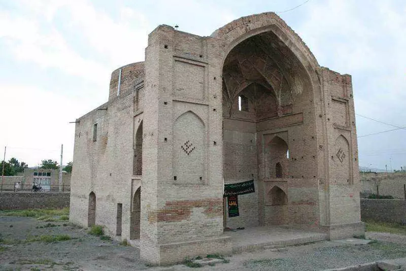 نمایی از بنای تاریخی عشق آباد در نزدیکی مشهد