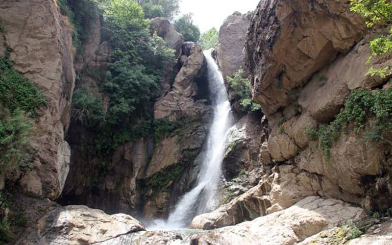 آبشار مرتفع در منطقه ای کوهستانی