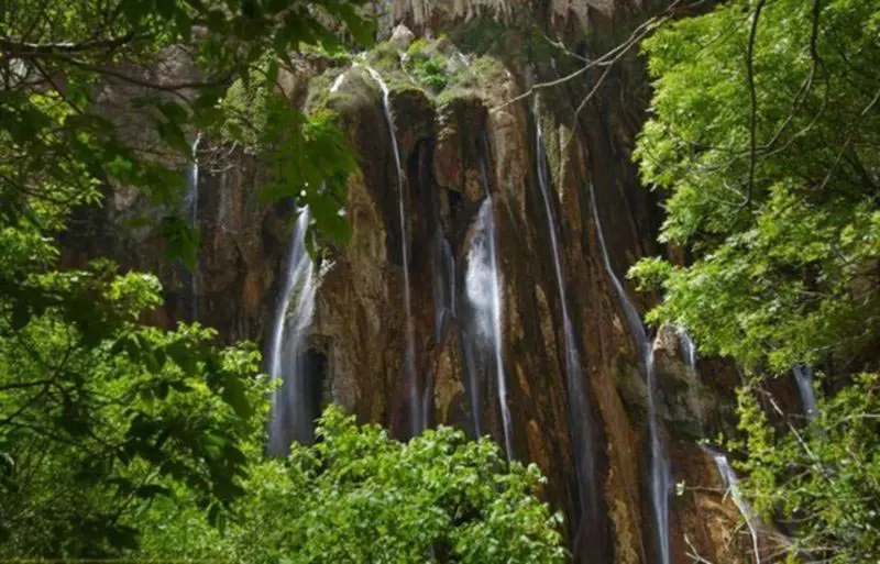 آبشارهای زیبا بر فراز صخره ها در منطقه تنگ بستانک