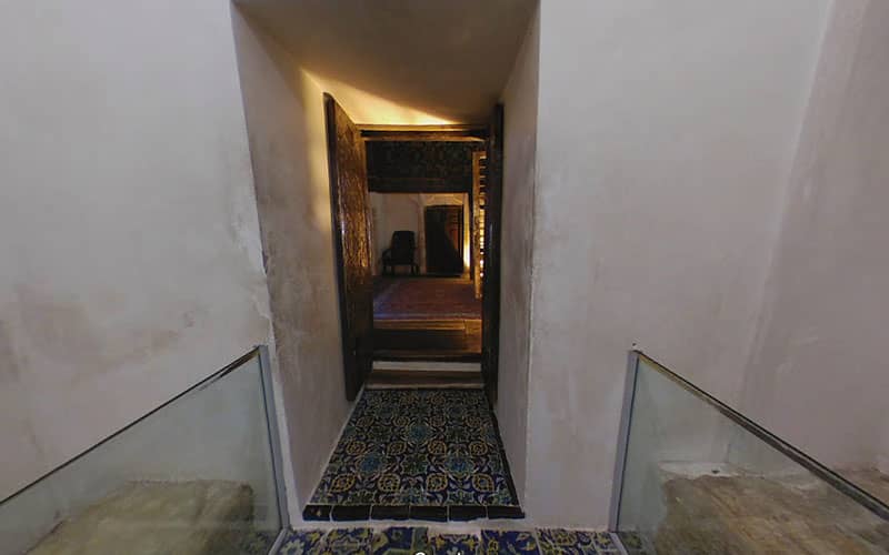 راهروی منتهی به اتاقی کوچک در آرامگاه شیخ صفی