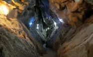 دالانی باریک در غار سهولان