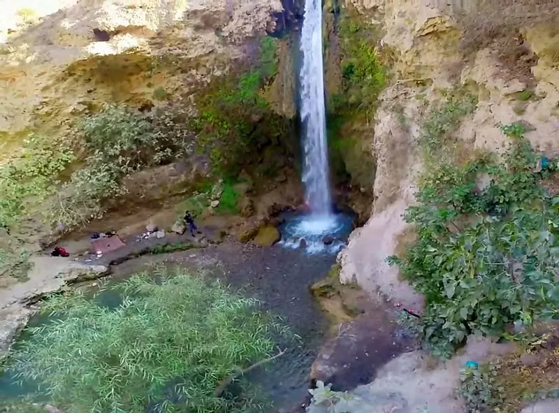 منظره آبشار آبگرم کلات از نمای دور