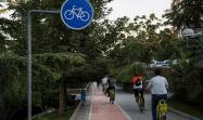 مسیر دوچرخه‌سواری و دوچرخه‌سواران در پارک گفتگو