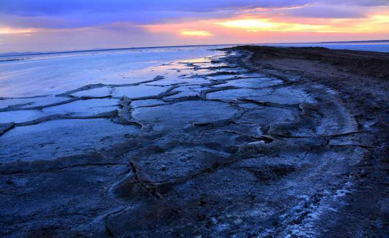 بستر نمکی دریاچه مخرگه شهر بابک در زمان غروب خورشید
