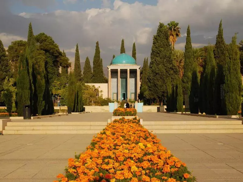 آرامگاه سعدی در شیراز با گل های نارنجی
