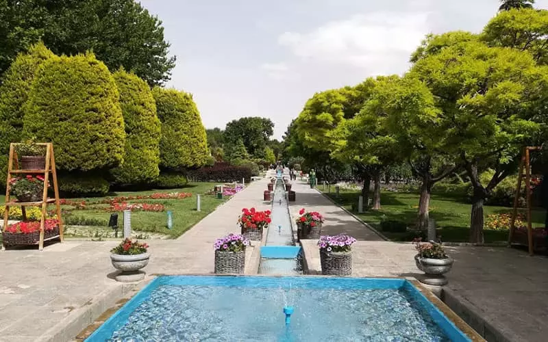 جوی آب در وسط باغ گلهای اصفهان