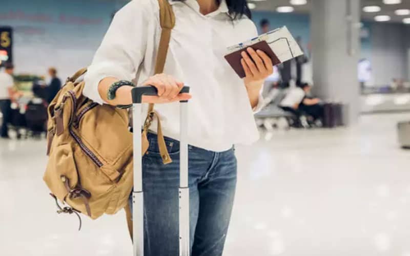 مسافر زنی با پاسپورتی در دست