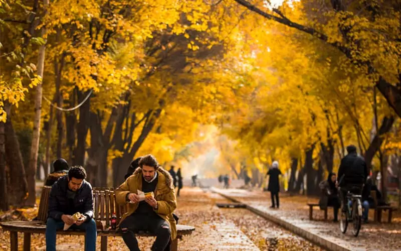 خیابان چهارباغ عباسی در پاییز
