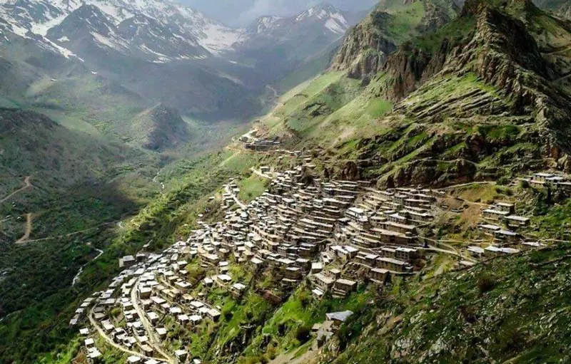 روستای پلکانی اورامانات در کردستان از نمای کنار