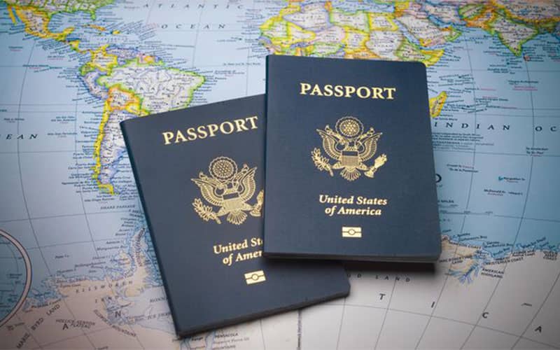 دو عدد پاسپورت آمریکا روی نقشه جهان