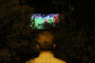 نمایش مسابقه فوتبال در پرده بزرگ سینمای روباز سنندج