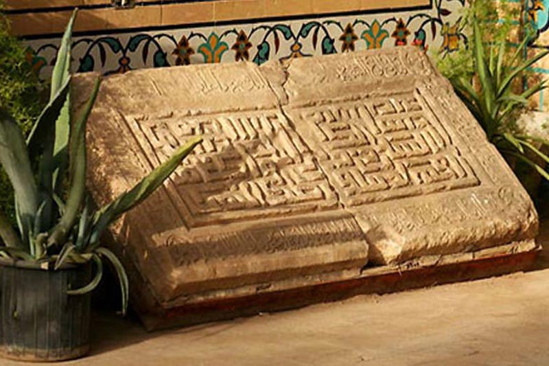 سنگ قبر شکسته در آرامگاه شیخ روزبهان فسایی