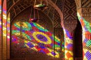 بازی نور و رنگ در شبستان مسجد نصیر الملک