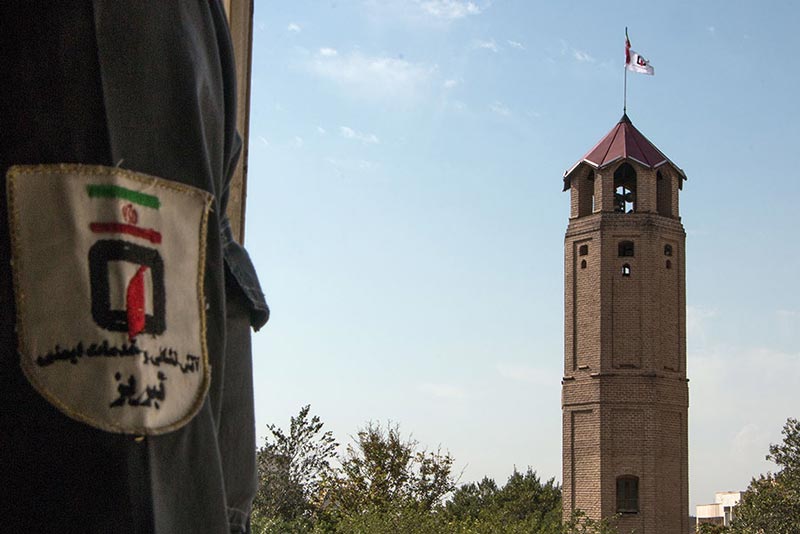 برج آتش‌نشانی تبریز با لباس آتش‌نشانی