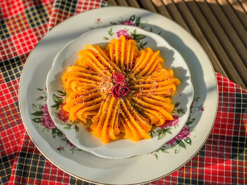 حلوای هویج در بشقاب چینی گل سرخی