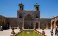 مسجد تاریخی با حوضی بزرگ در حیاطش