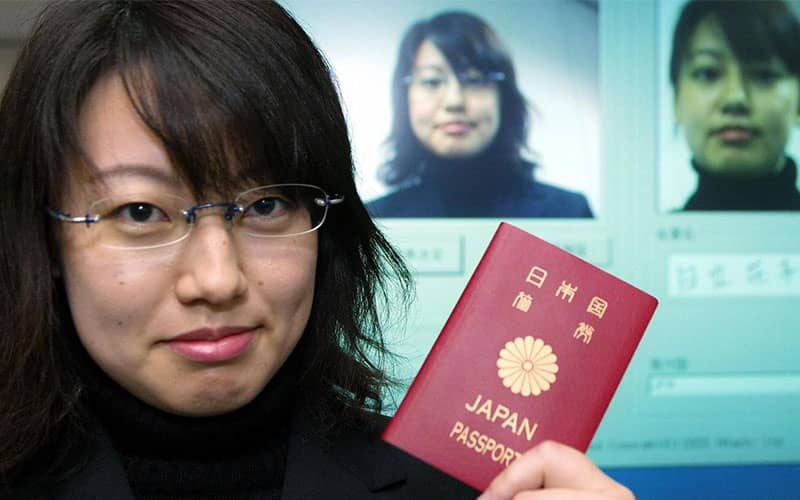 عکس زنی ژاپنی با پاسپورت ژاپن
