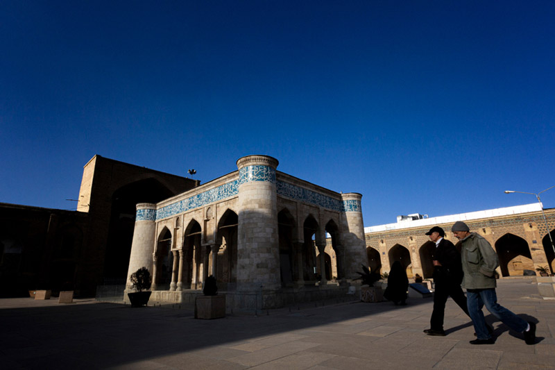 نمازگزاران در مسجد جامع عتیق شیراز