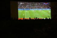 حضور مردم در تماشای مسابقه فوتبال در سینمای روباز سنندج