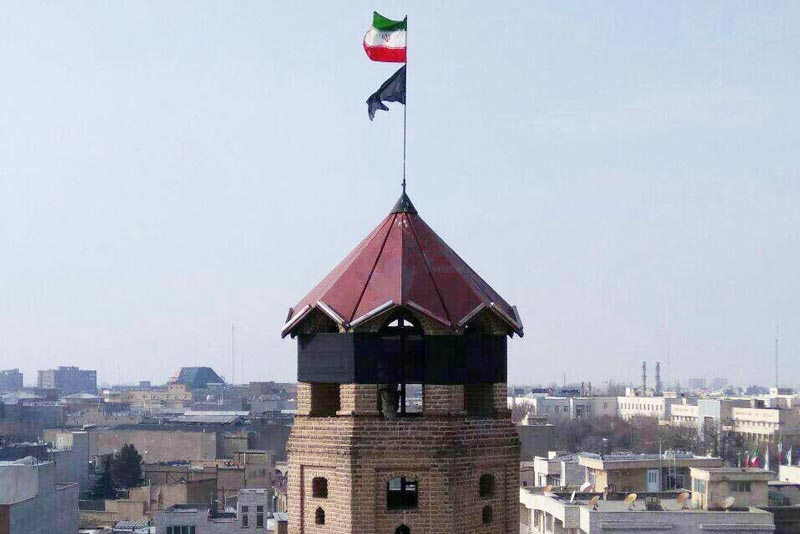 برج آتش‌نشانی تبریز با پارچه سیاه سوگ پلاسکو
