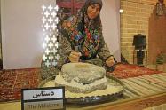 زن با دستاس در موزه نان مشهد