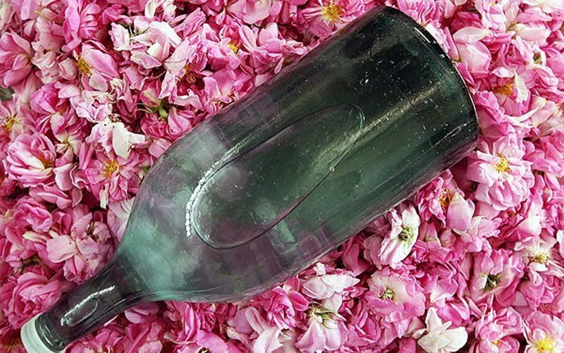 شیشه گلاب ممتاز محمدی در سینی گل سرخ