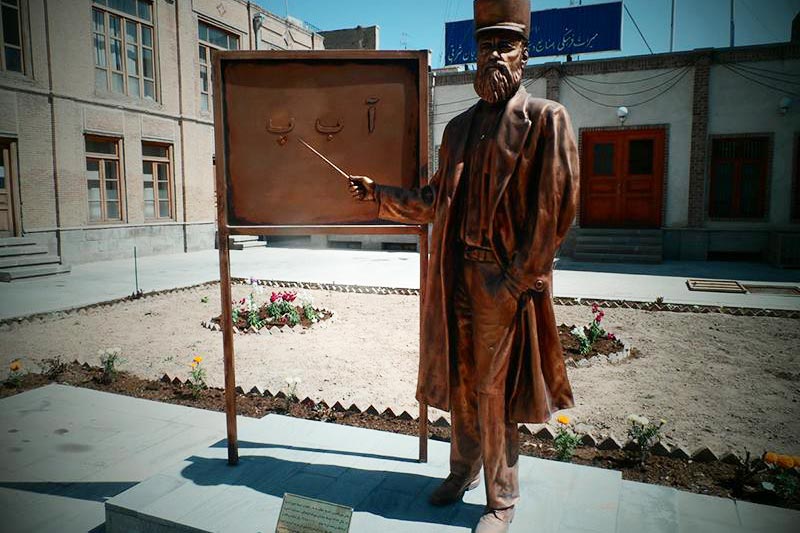 مجسمه حسن رشدیه در مدرسه رشدیه تبریز